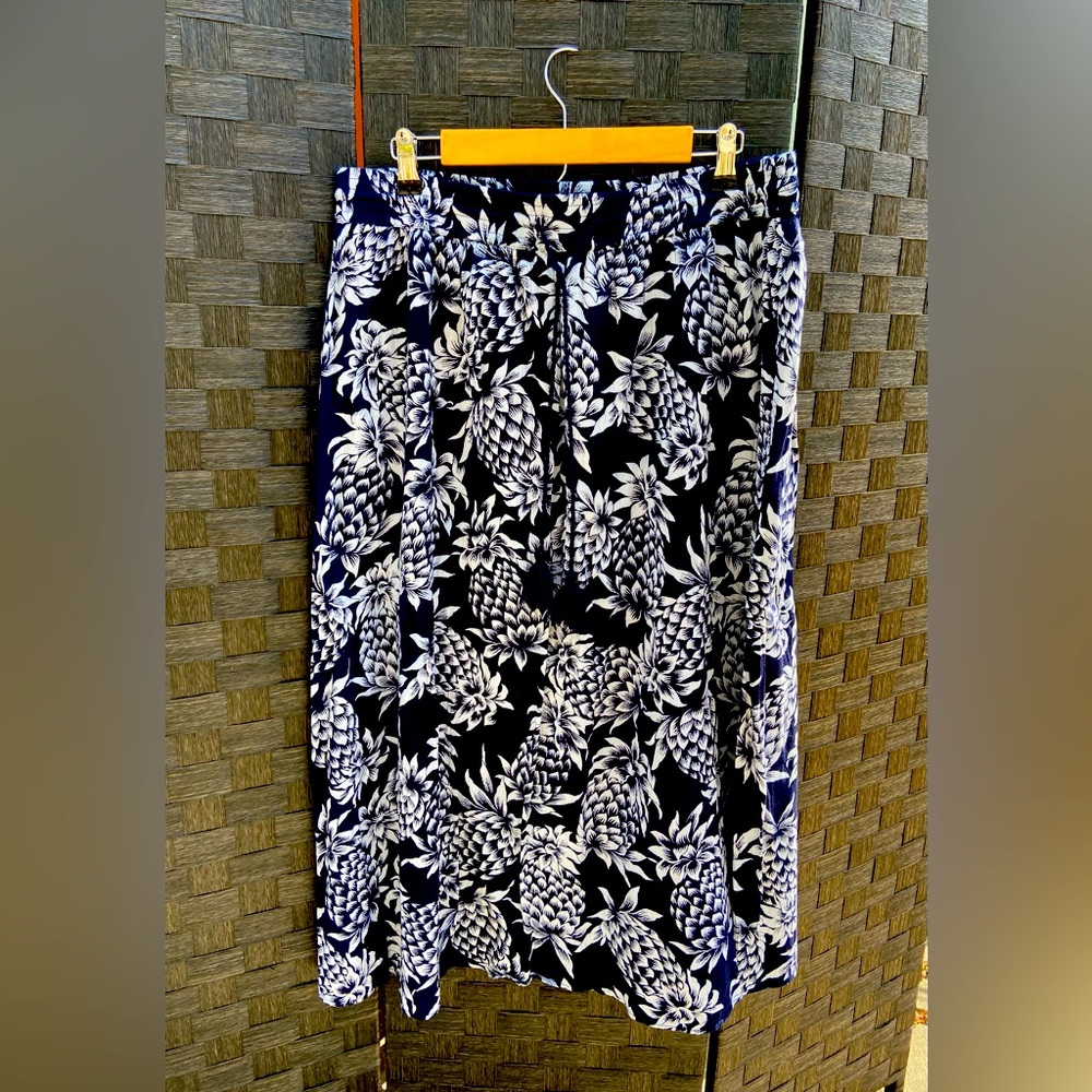 J Crew Women’s Skirt. Gently used like new. Navy and White, size XL